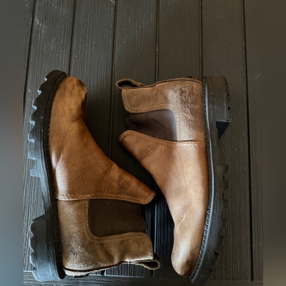 Sorel Tan Leather Boots with Black Soles - Picture 2 of 7